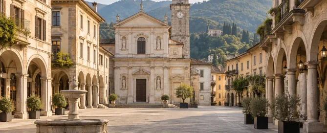 Piazza di un centro italiano con portici ed edifici affacciati sul territorio
